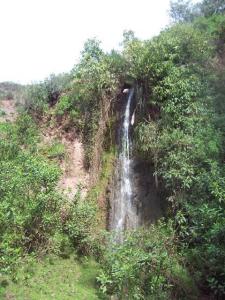 Pequeña catarata natural