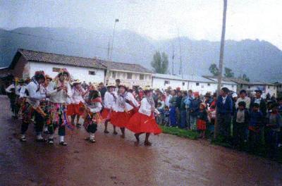 Desfile de danzantes